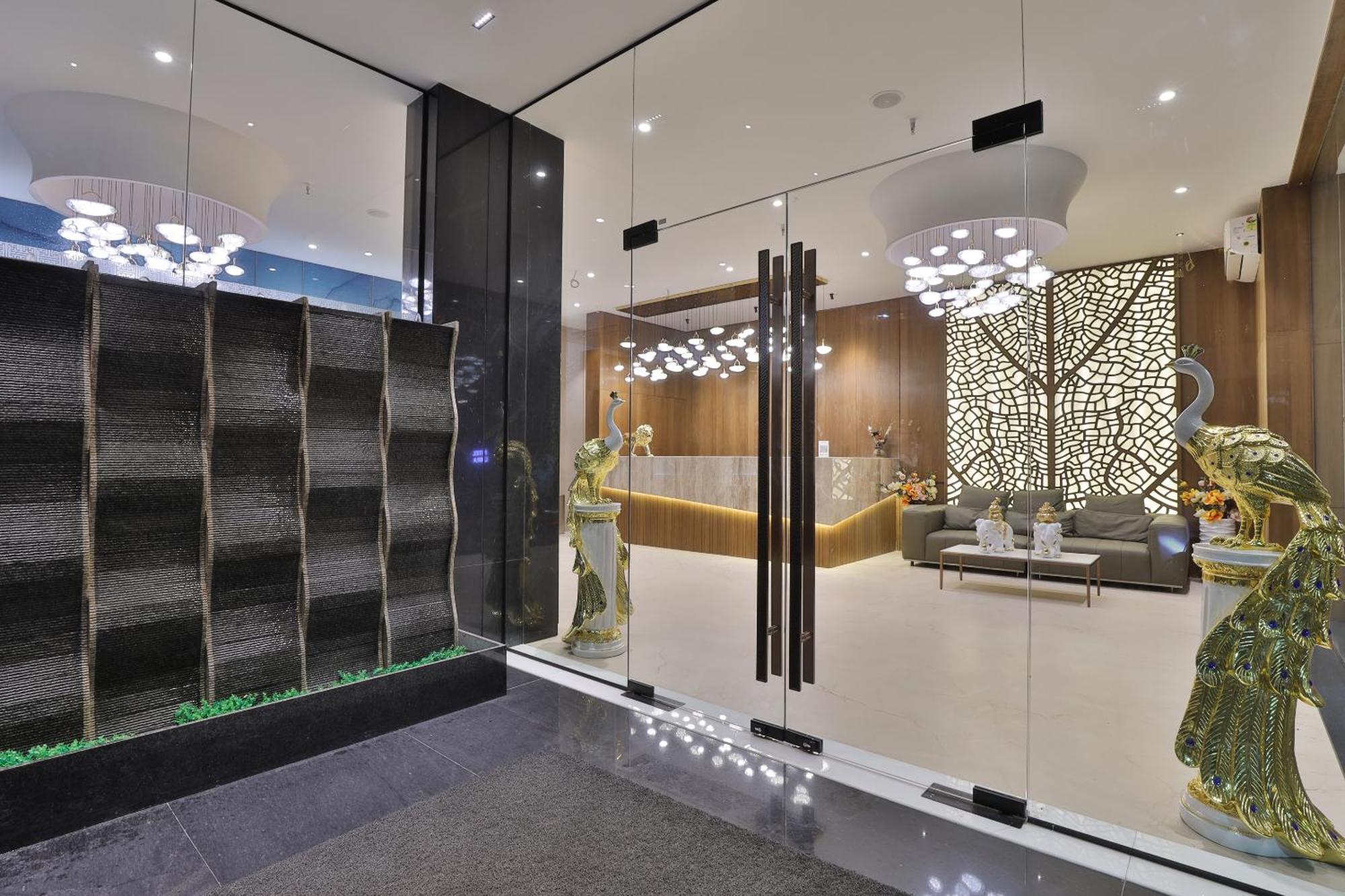 Hotel Elements Surat Exterior foto