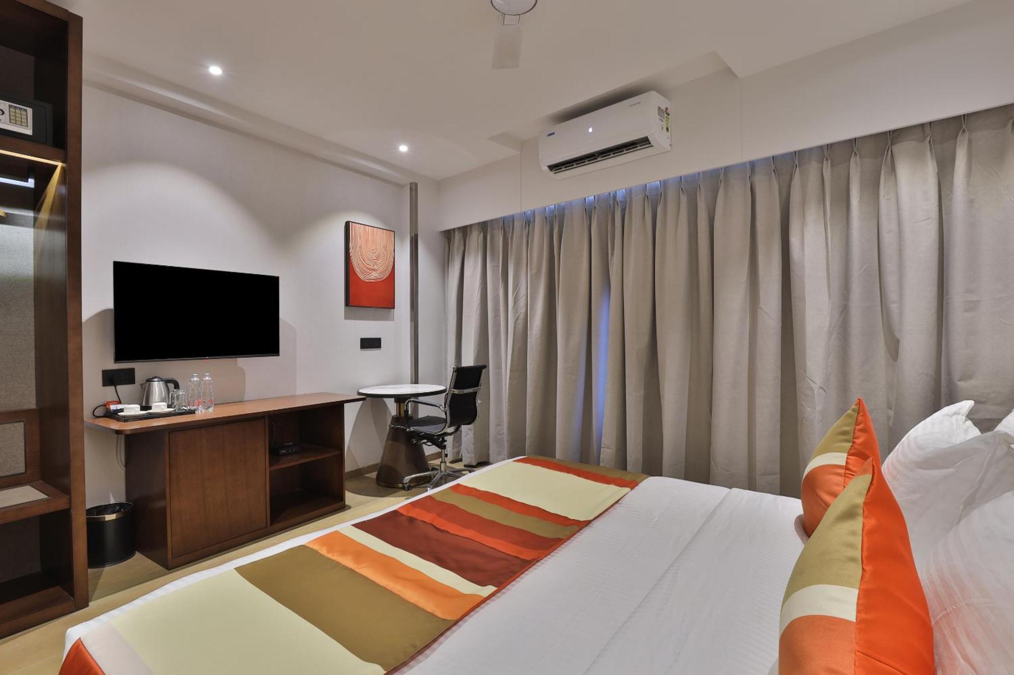 Hotel Elements Surat Exterior foto