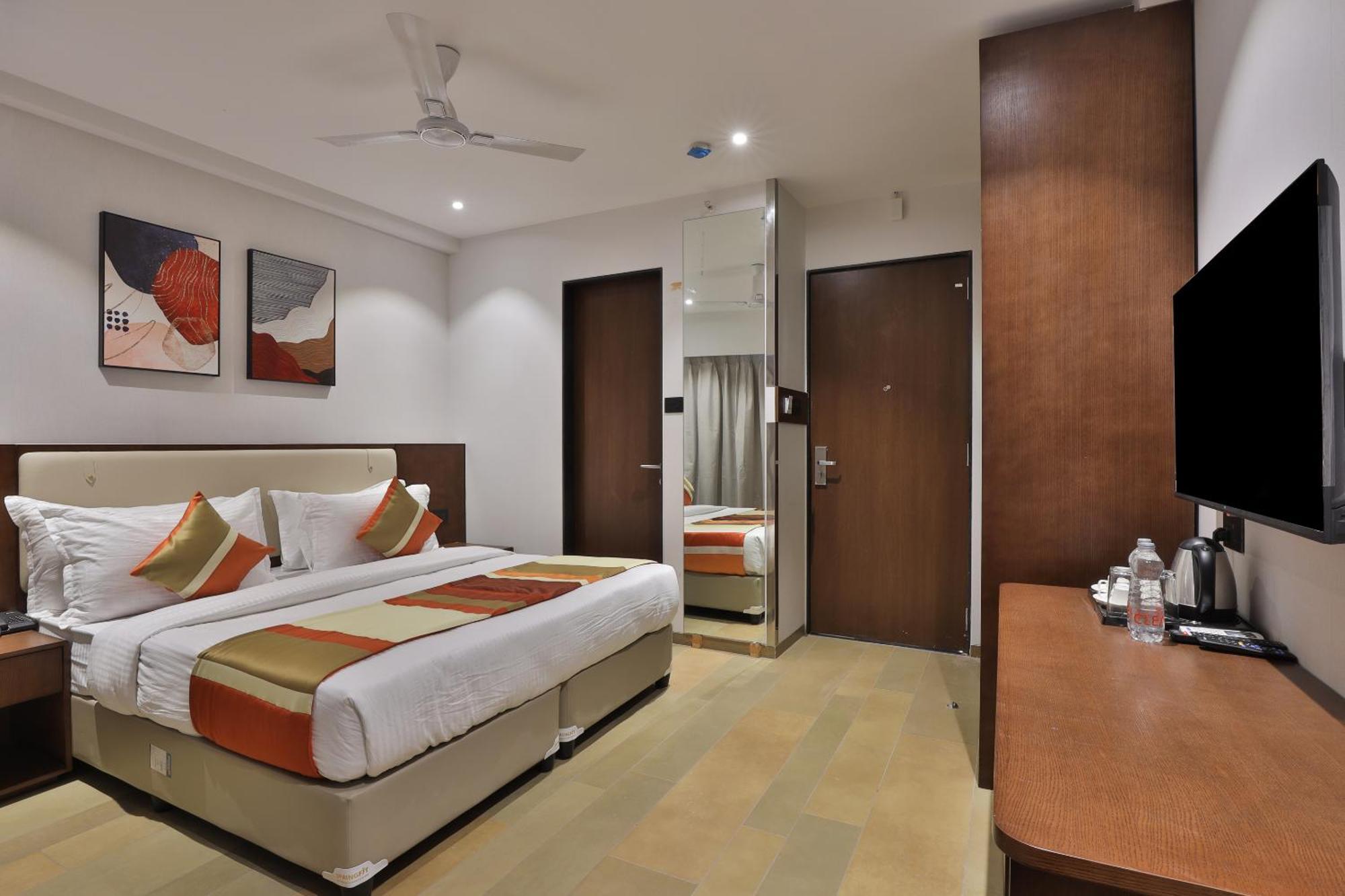 Hotel Elements Surat Exterior foto