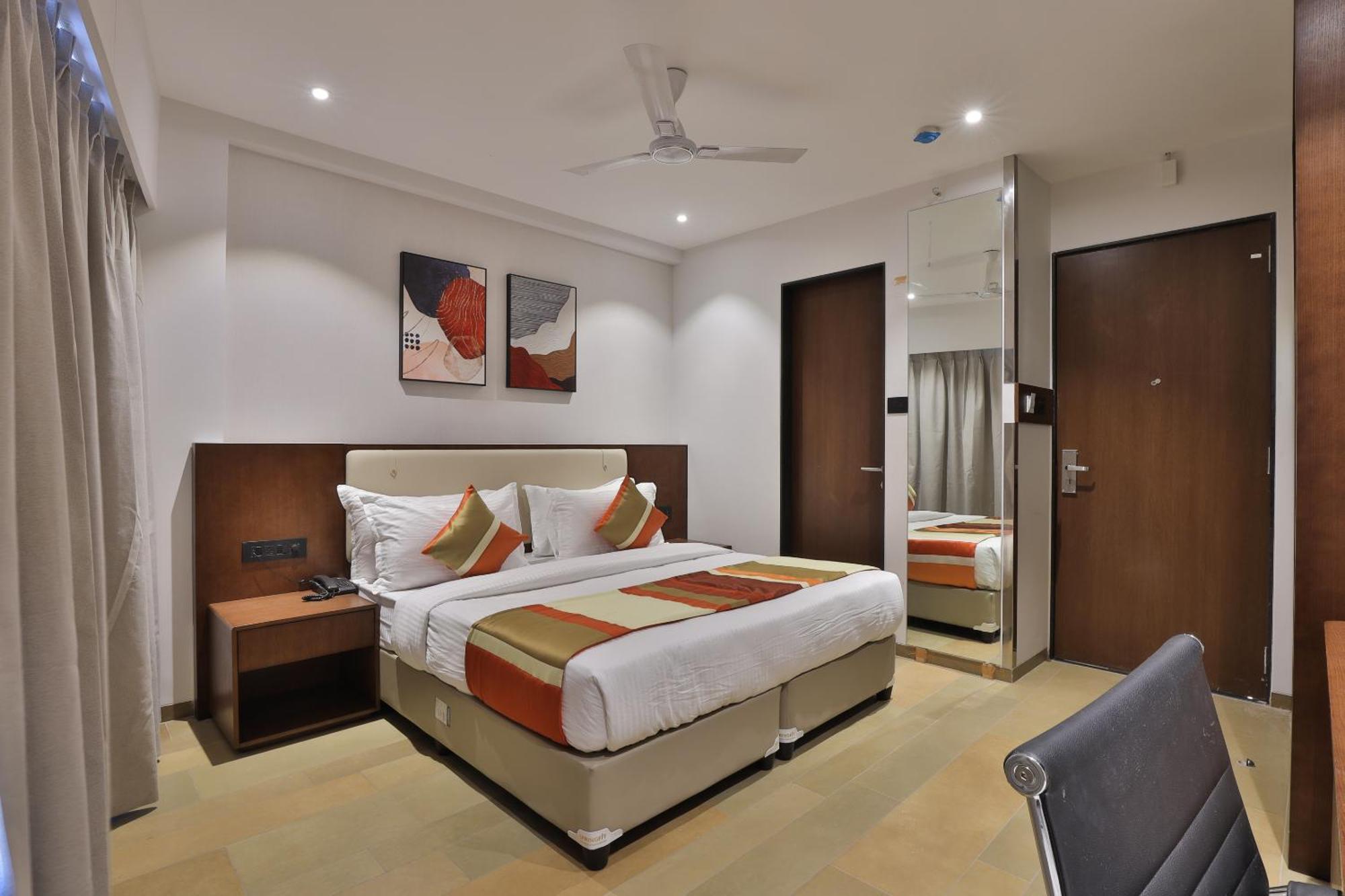 Hotel Elements Surat Exterior foto