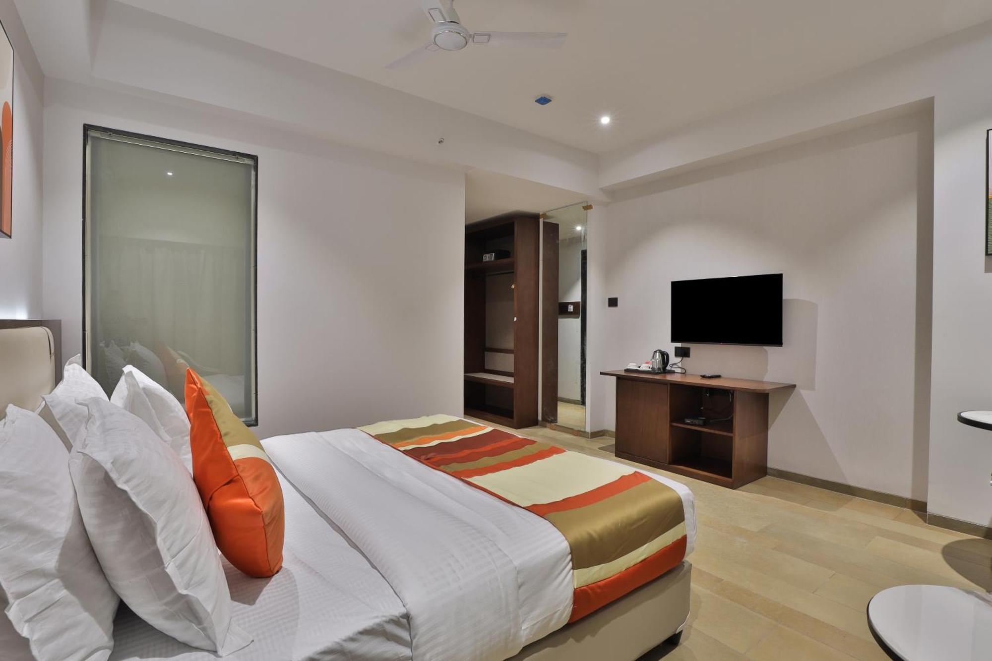 Hotel Elements Surat Exterior foto