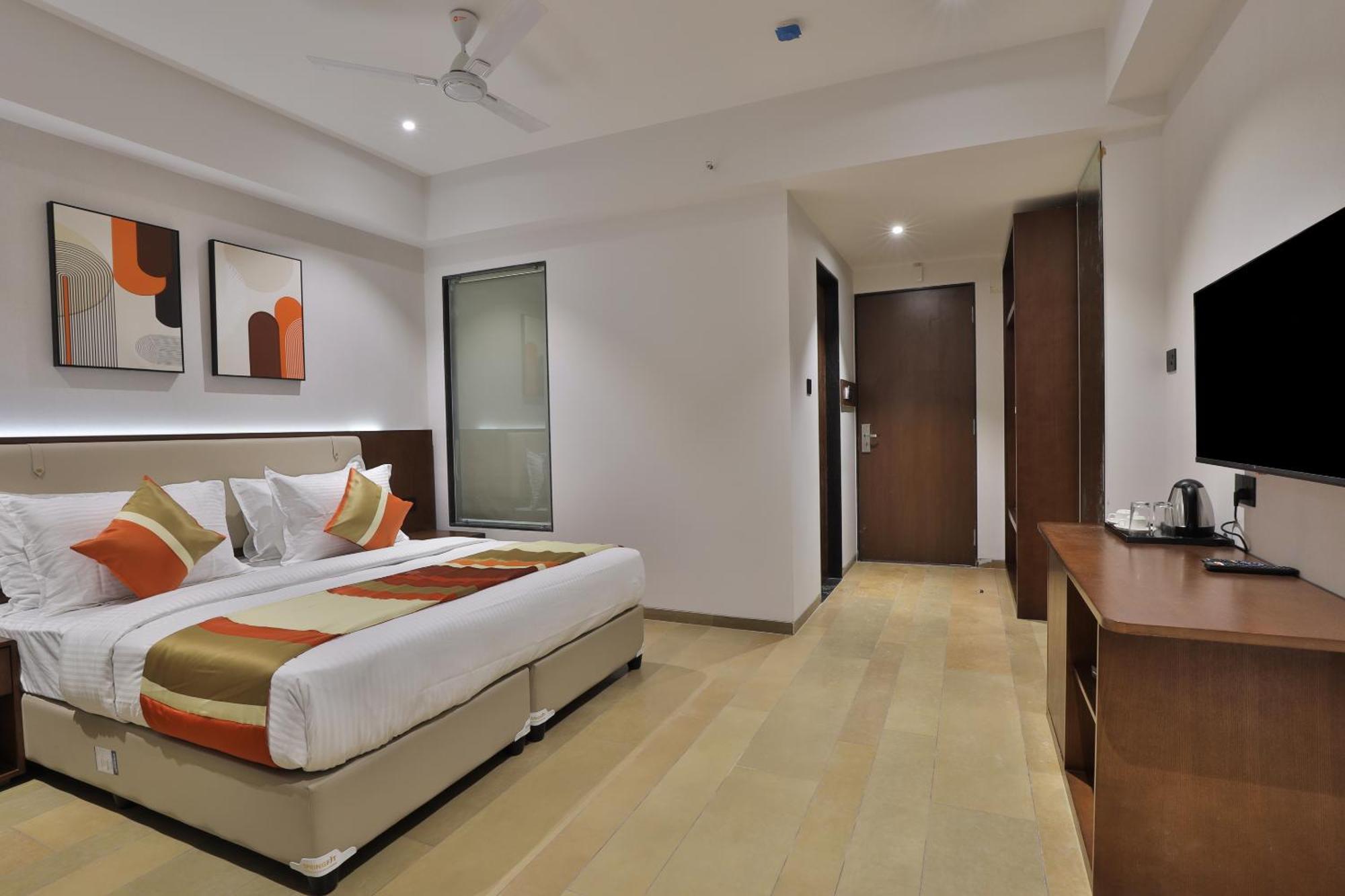 Hotel Elements Surat Exterior foto