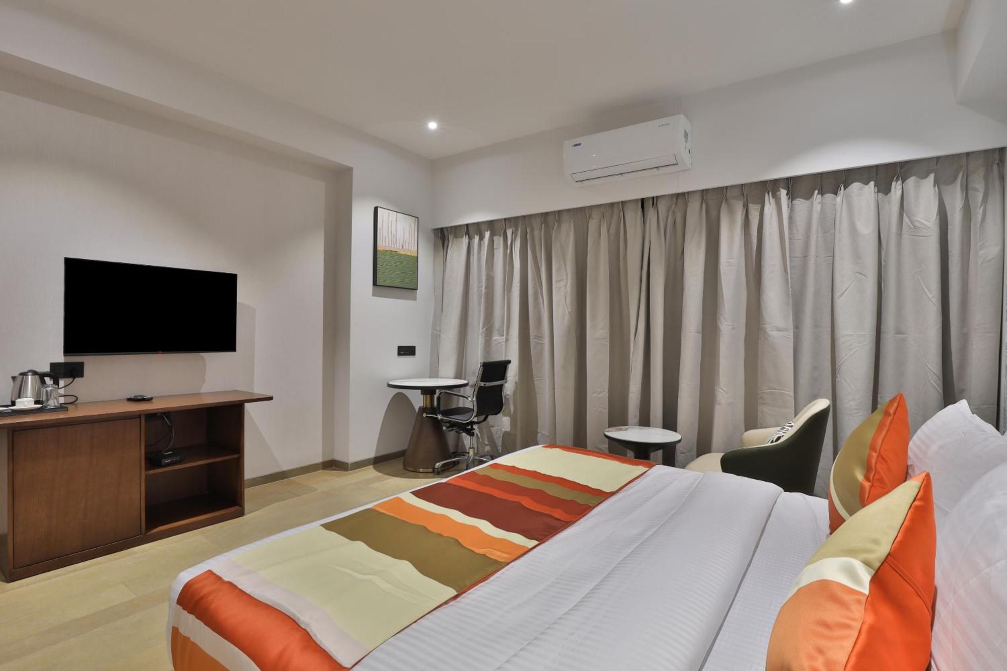 Hotel Elements Surat Exterior foto