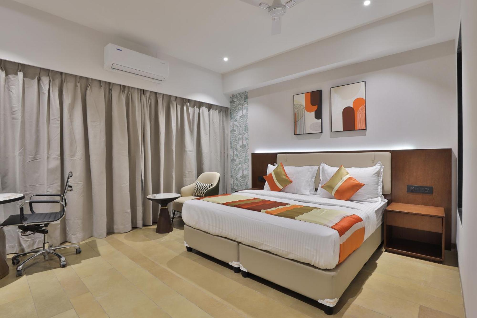 Hotel Elements Surat Exterior foto