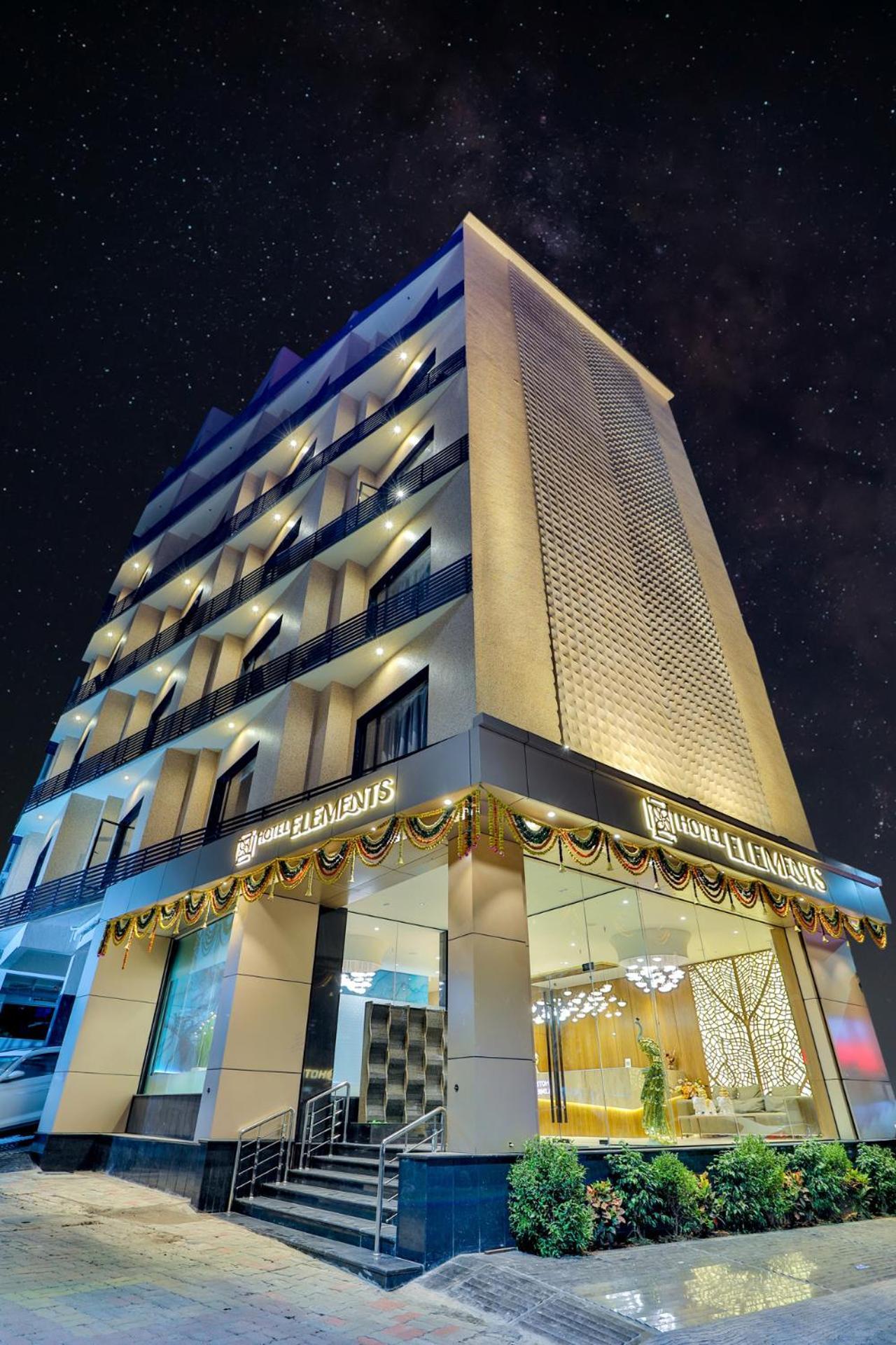 Hotel Elements Surat Exterior foto